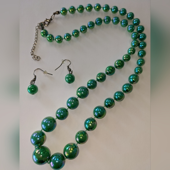 VTG IRIDESCENT GREEN PLASTIC GRADUATED BEAD NECKLACE & EARRINGS - Picture 4 of 7